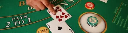 Antarmuka aplikasi unang88 di smartphone Android dan iPhone menampilkan live-dealer, taruhan Liga 1, dan opsi pembayaran DANA dan OVO